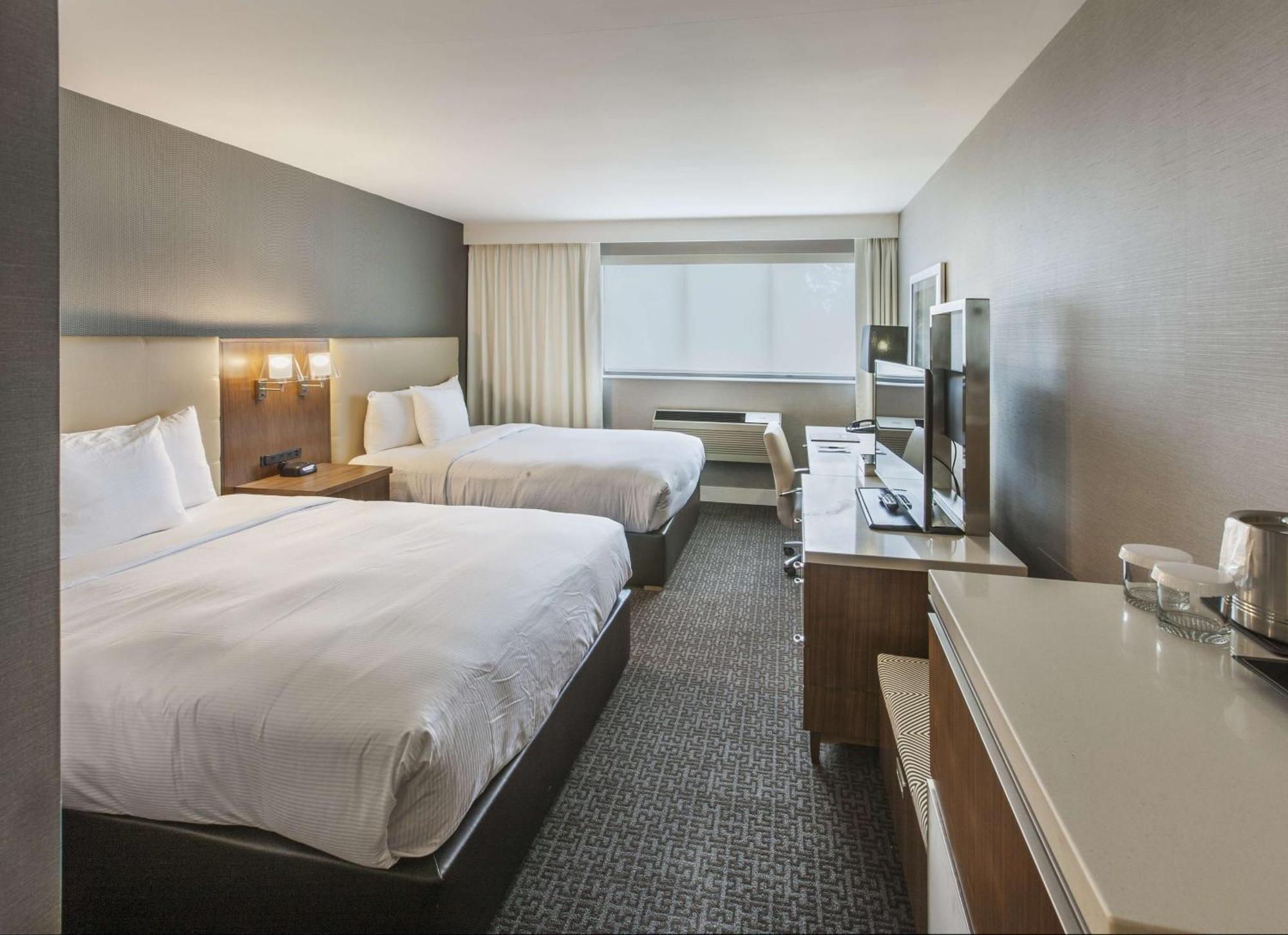 Отель Doubletree By Hilton Нанует Экстерьер фото