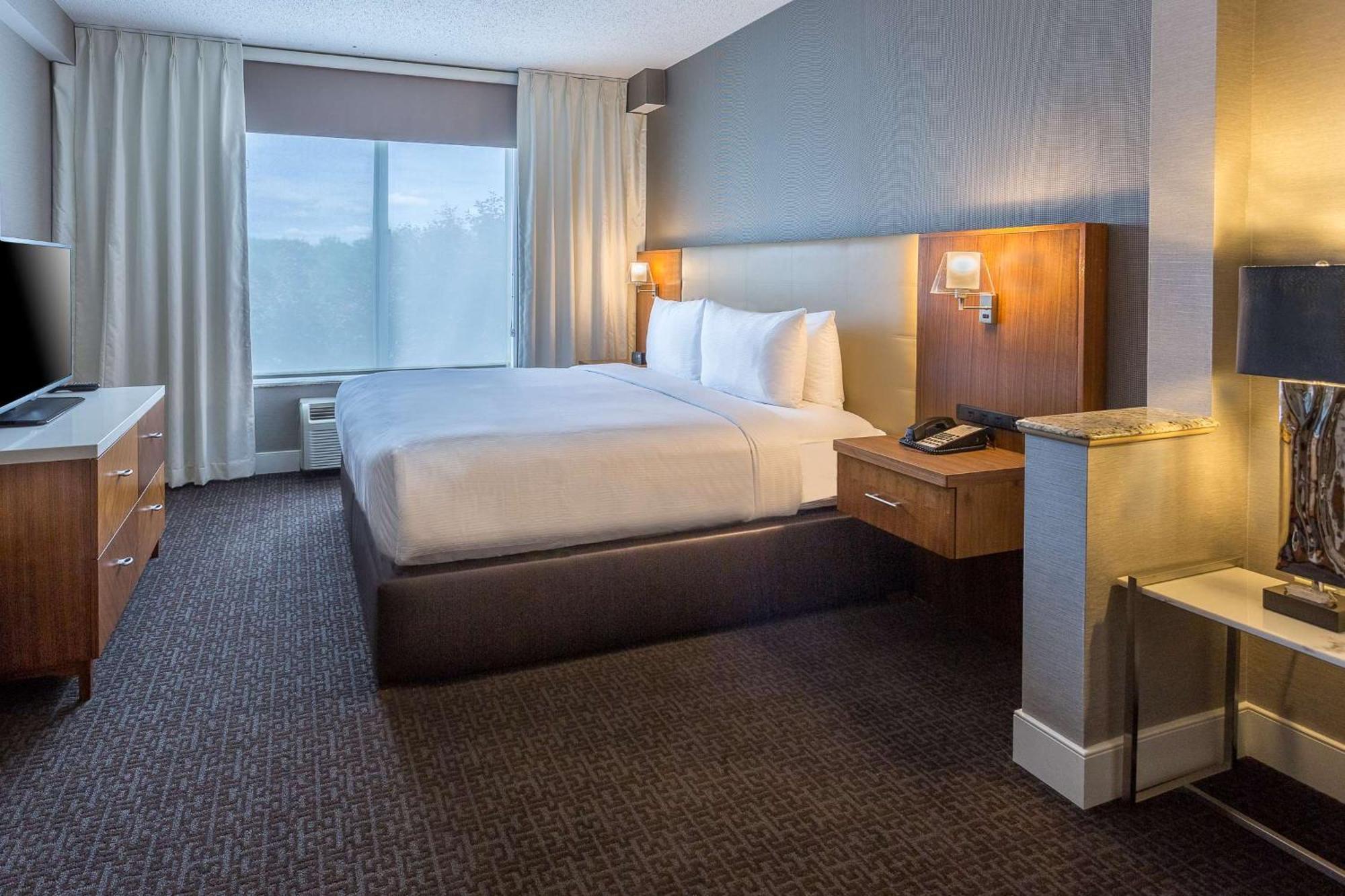 Отель Doubletree By Hilton Нанует Экстерьер фото